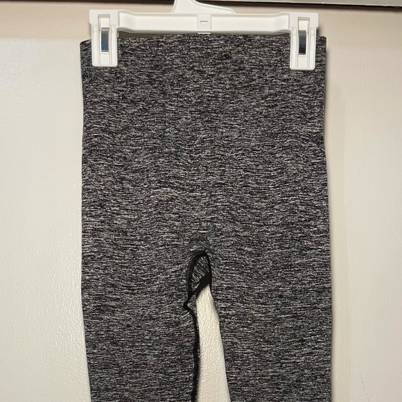 NEW Women’s Best Seamless Grey Marled Leggings! ✨ - Picture 3 of 7